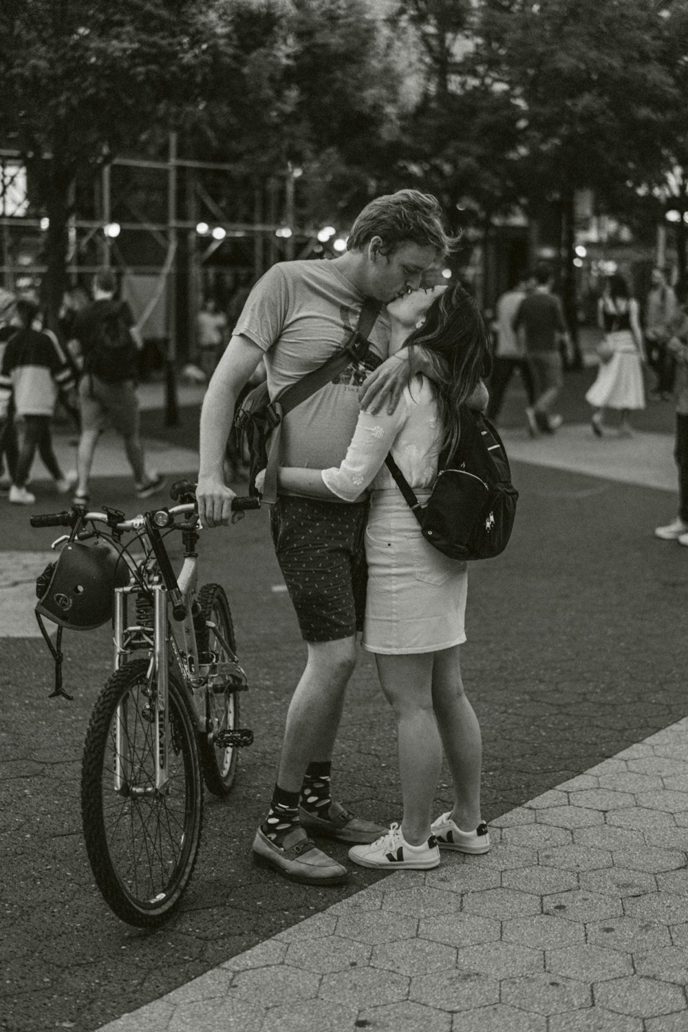 foto in scala di grigi di uomo e donna che si baciano