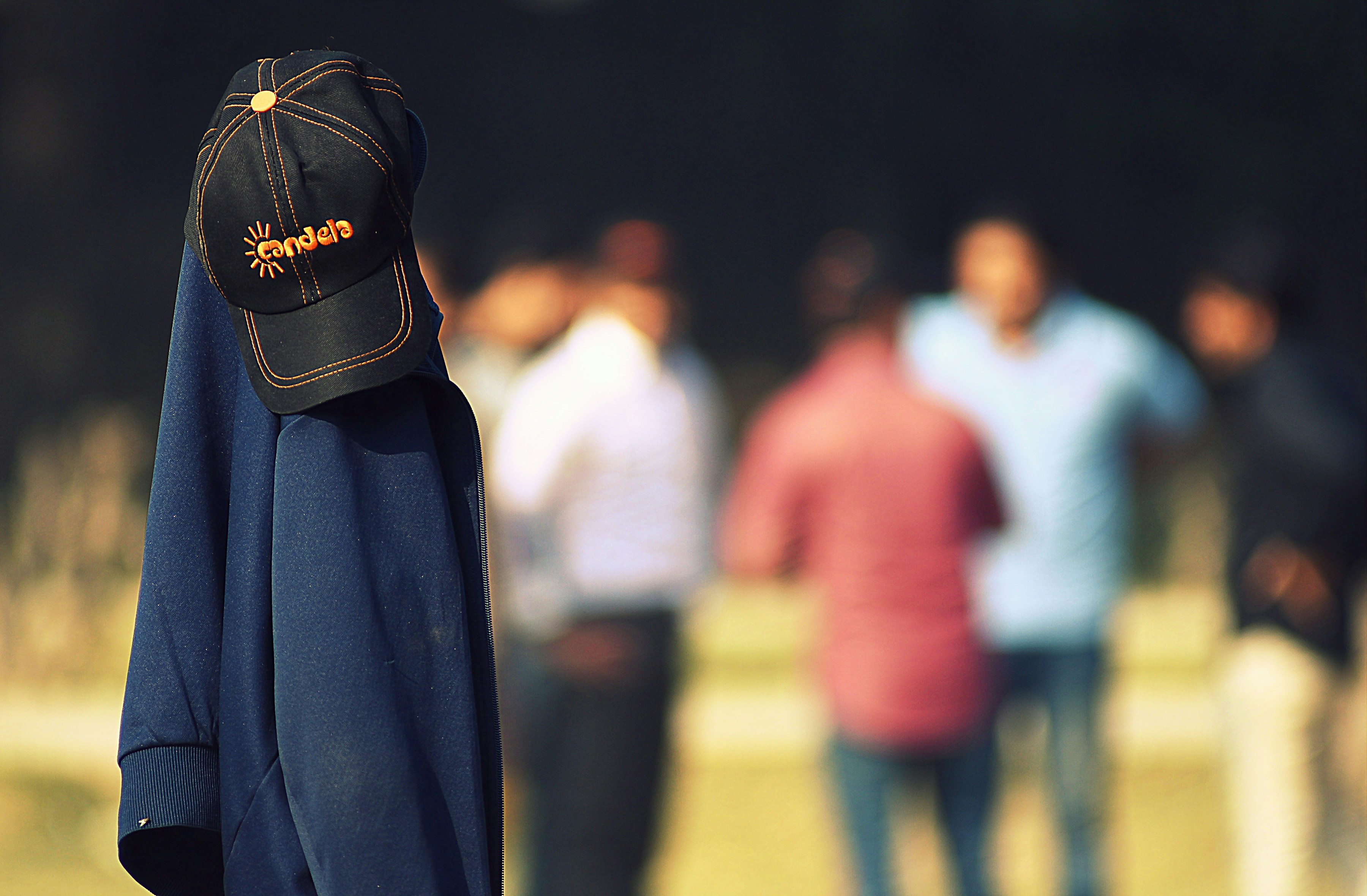 Gorra negra y chaqueta azul Fotografía macro
