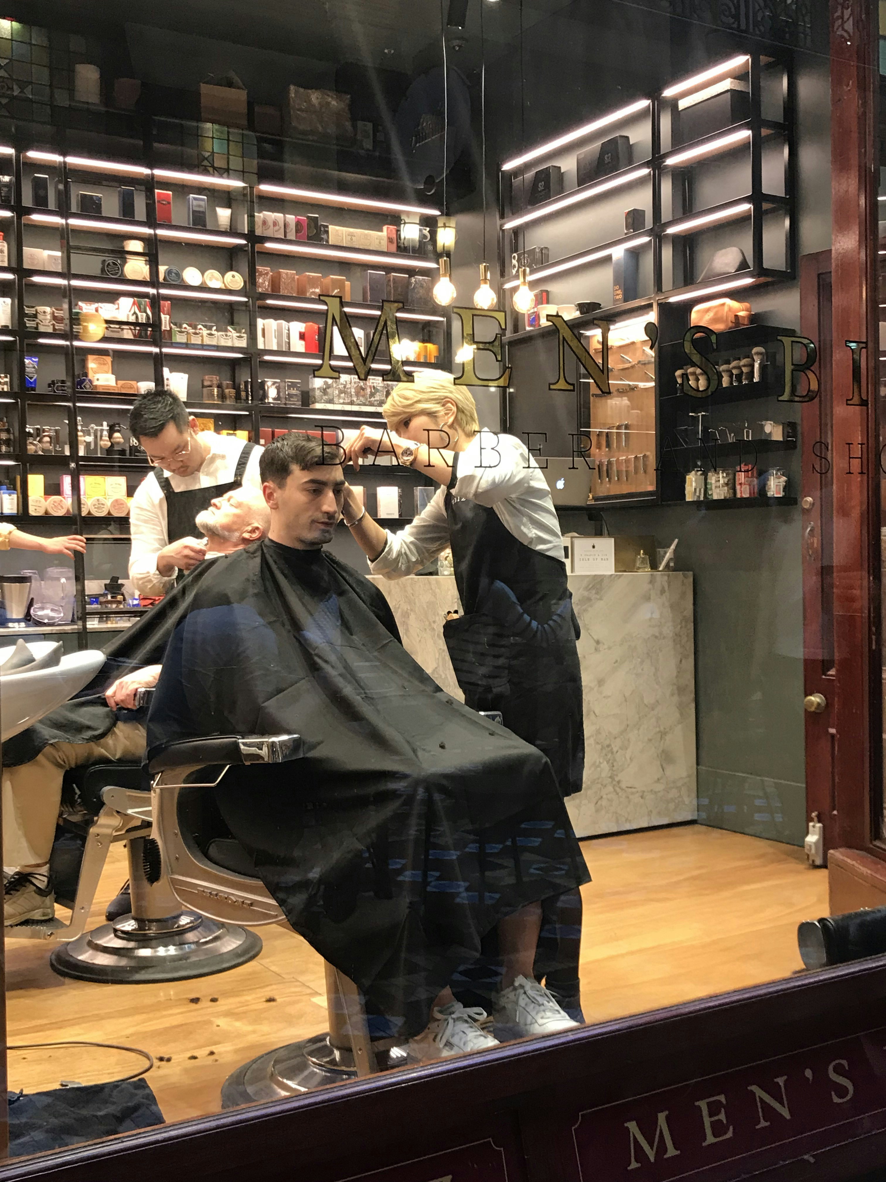 Jean Pierre trabajando con precisión en un corte de pelo