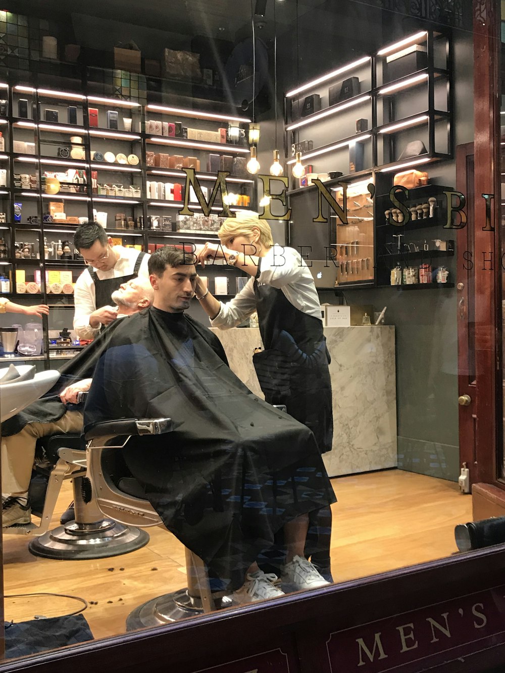 uomo seduto sulla sedia del barbiere