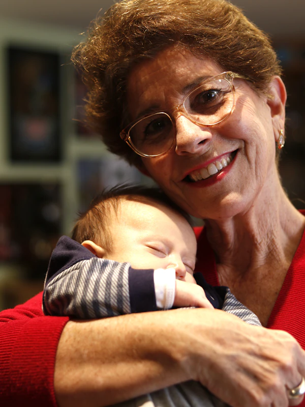 Una abuela abraza a su nieto