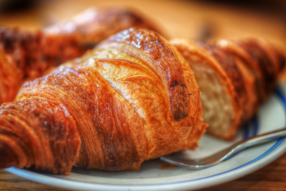 closeup photo of breads in plate