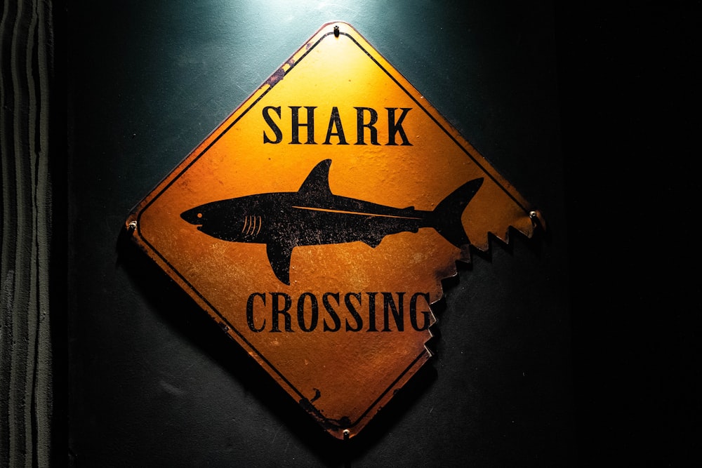 サメの交差点の標識