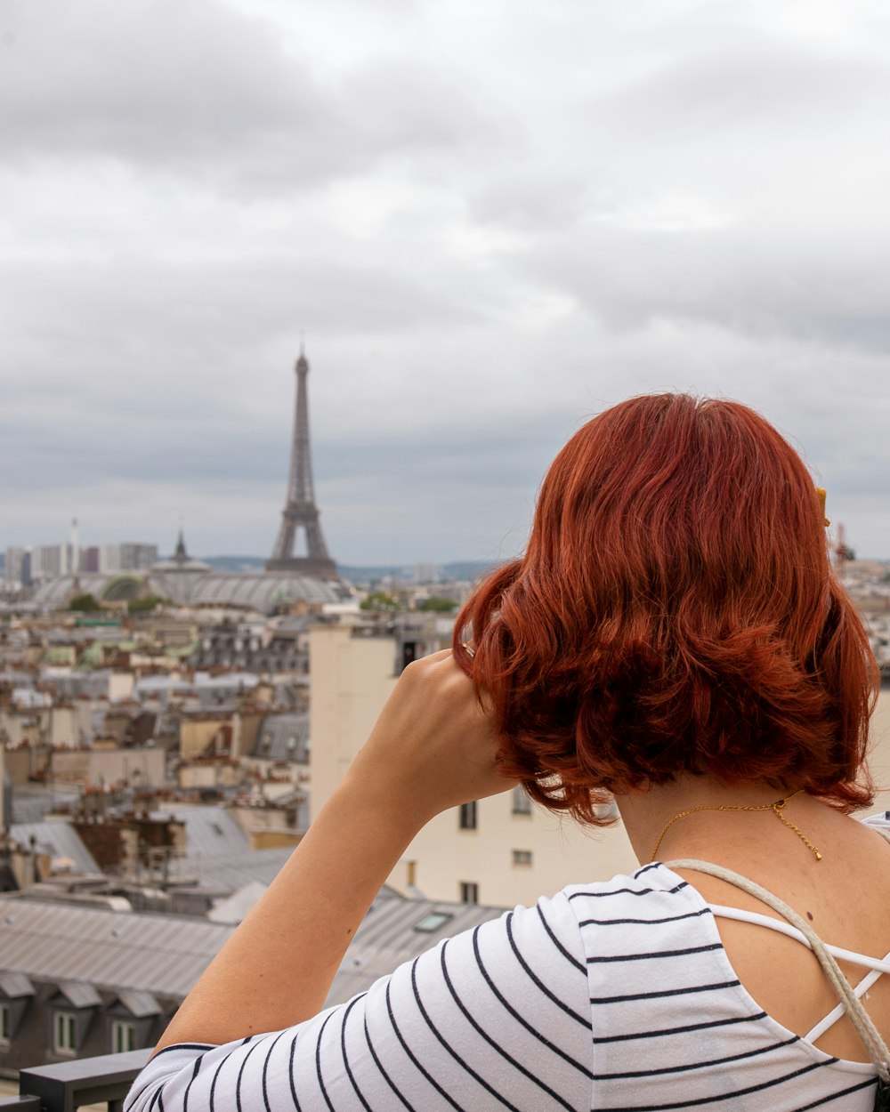 mujer mirando la torre Eiffel