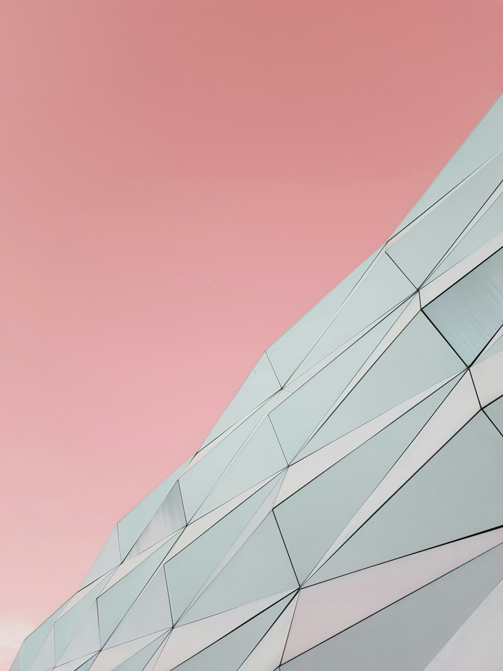 Un edificio con un cielo rosa al fondo