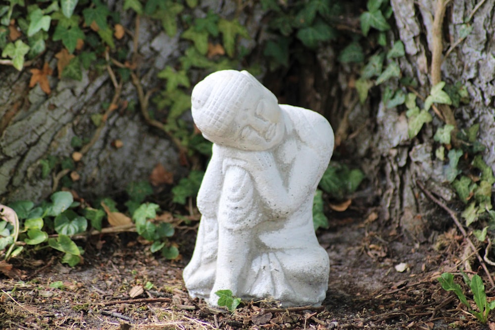 Buddha sitting and leaning on statue