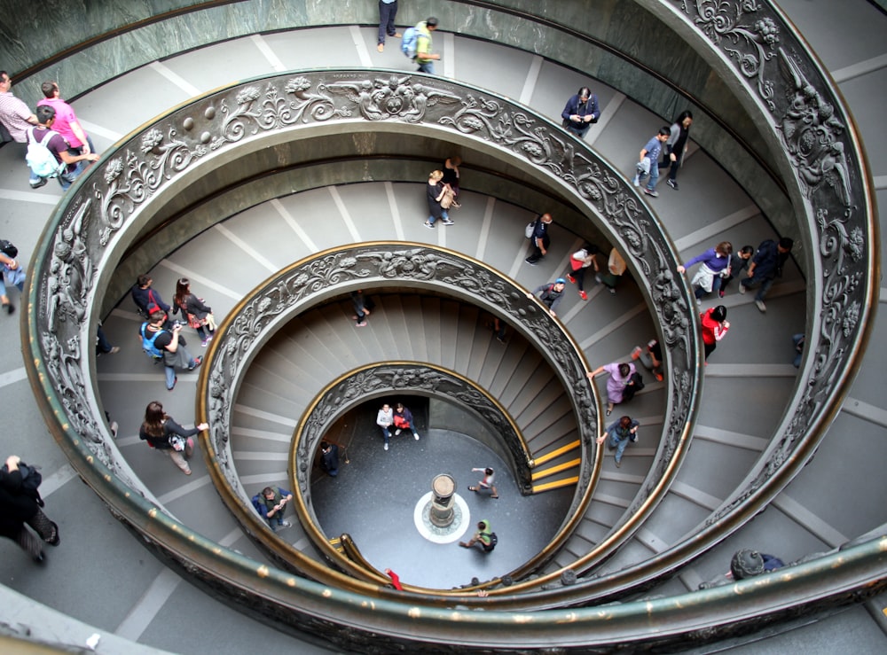 personnes marchant dans l’escalier en colimaçon