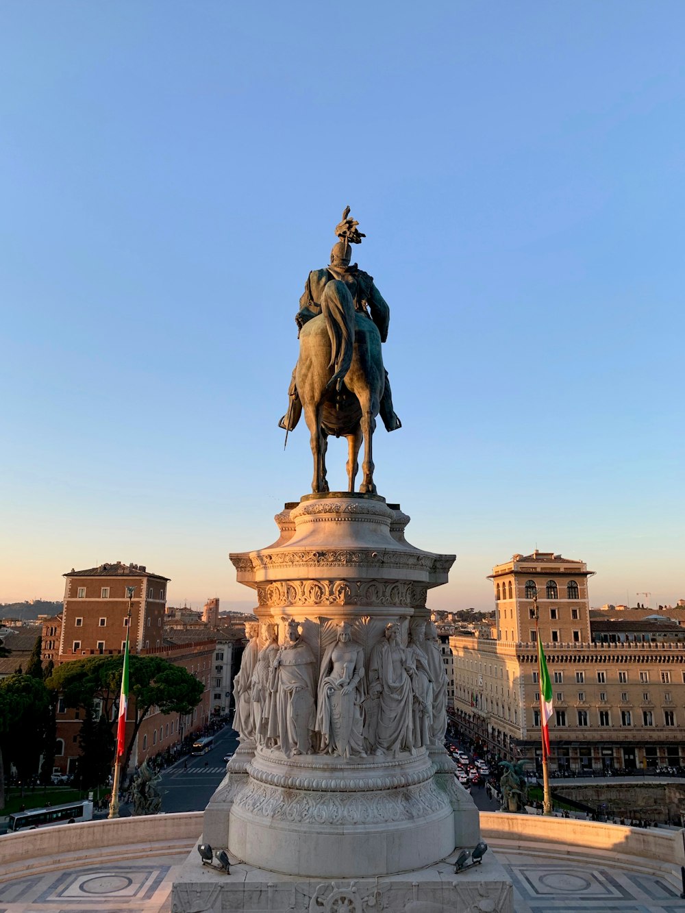 estatua de hombre montando a caballo