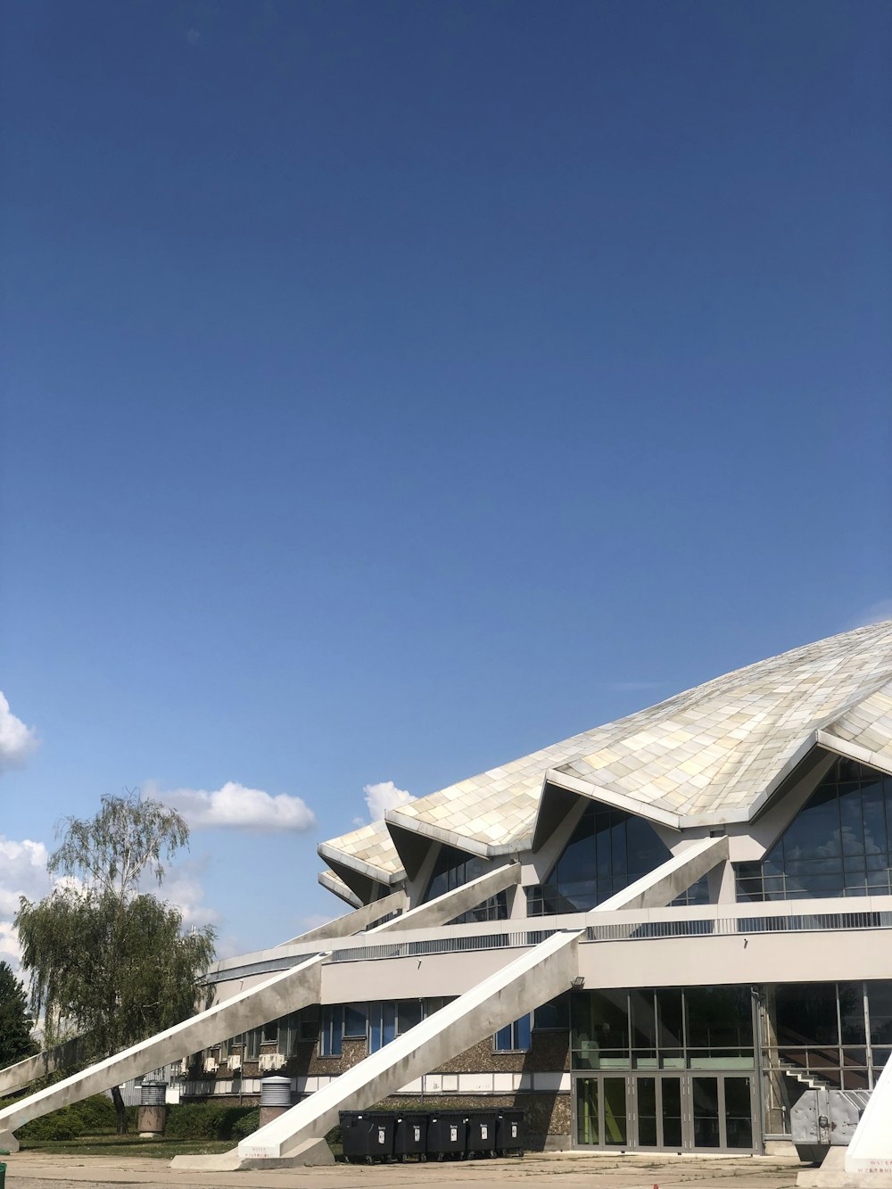 bâtiment blanc pendant la journée