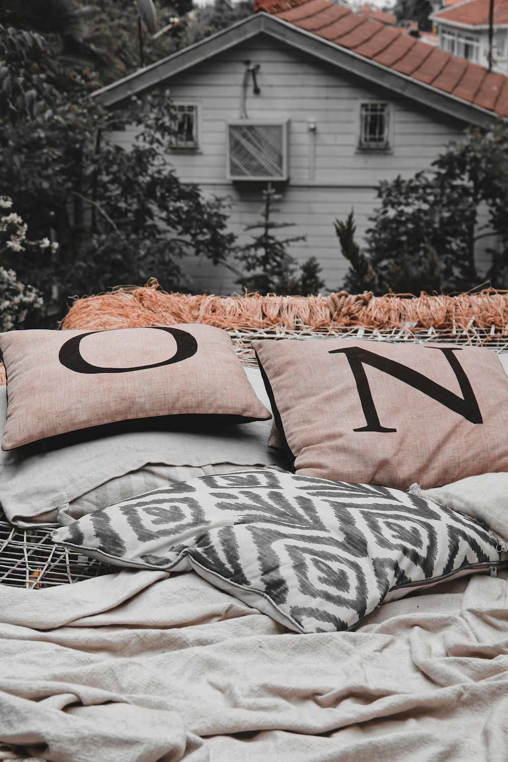 Foto zum Thema Zwei rosa Kissen auf dem Bett – Kostenloses Bild zu