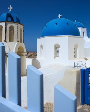 architectural photography,how to photograph santorini.; white and blue mosque
