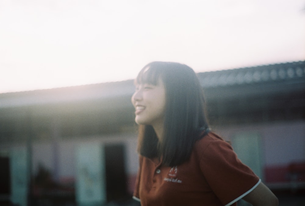 Une femme asiatique porte une chemise marron