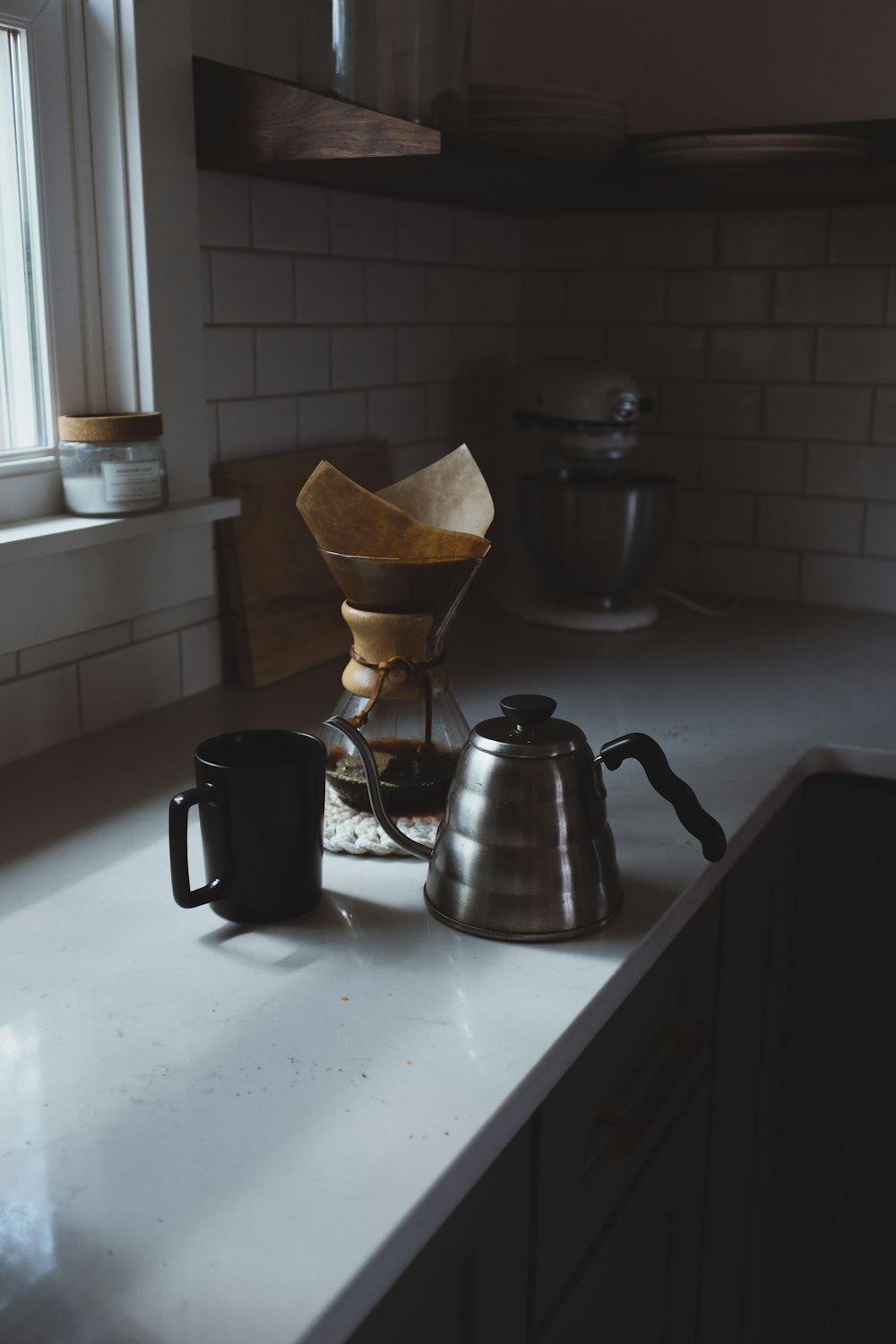 キッチンでのコーヒーとカラフェの静物写真