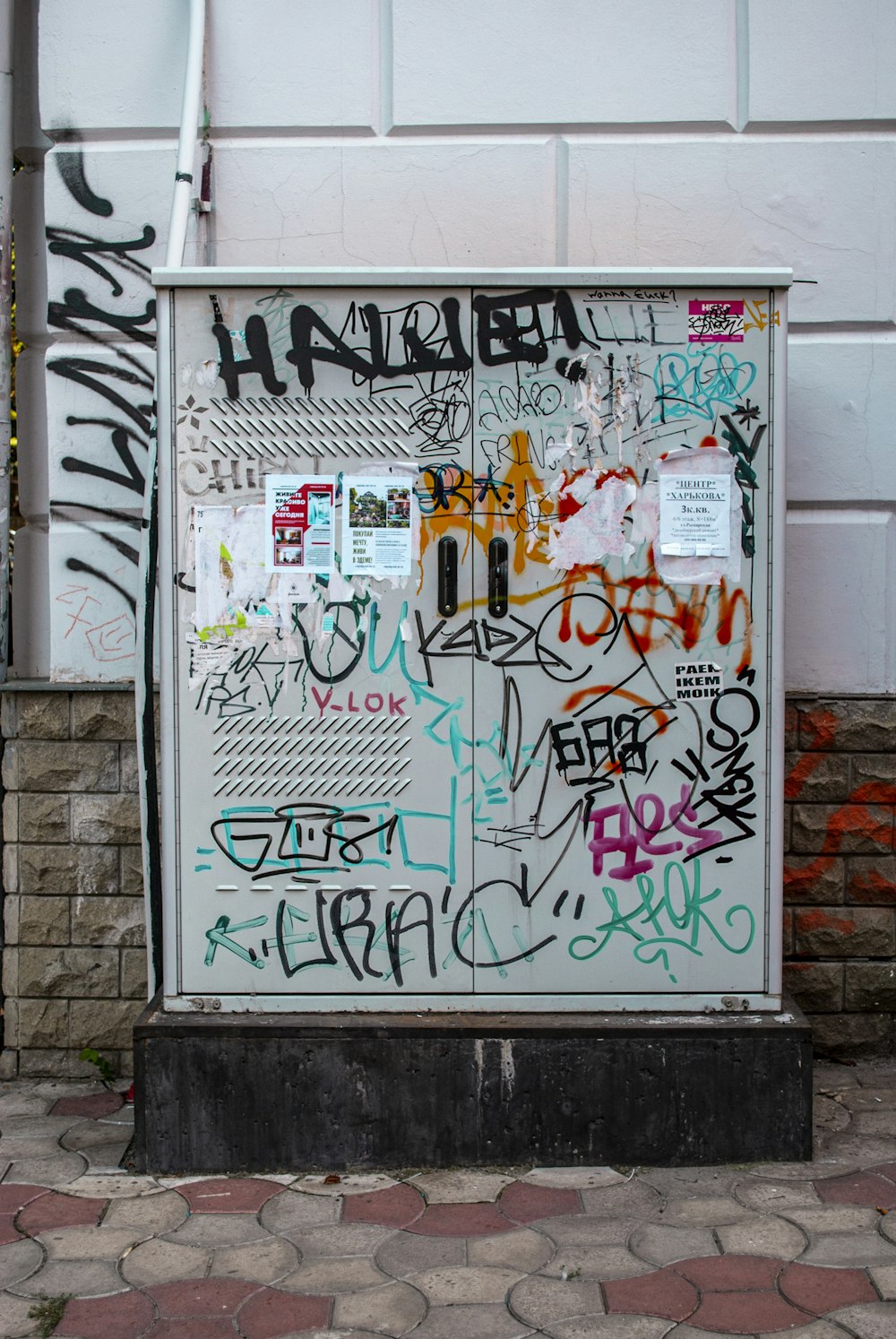 boîte de distribution blanche avec vandales