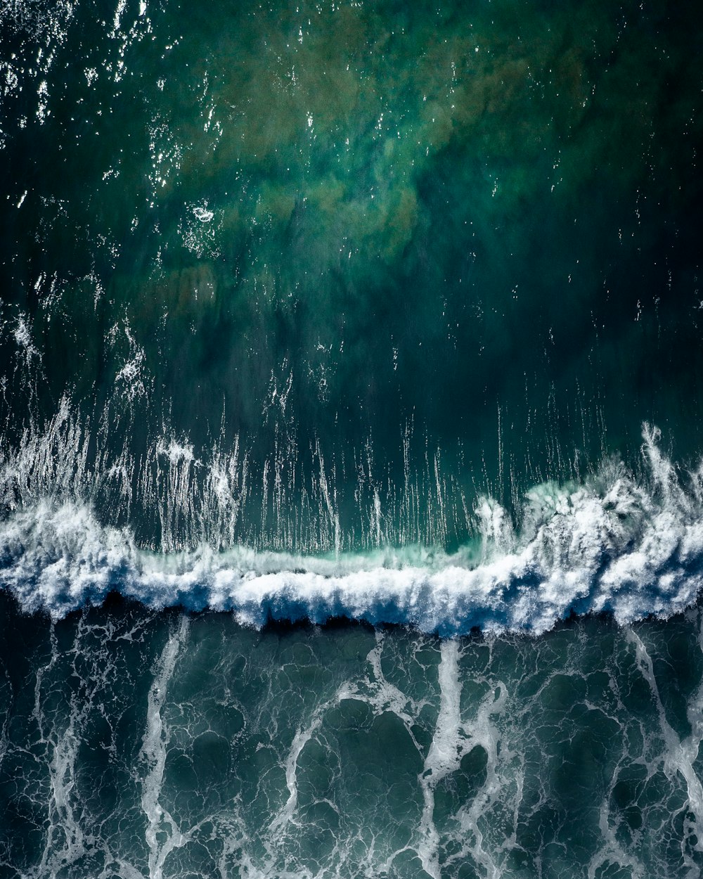 Vista aérea de las olas del mar