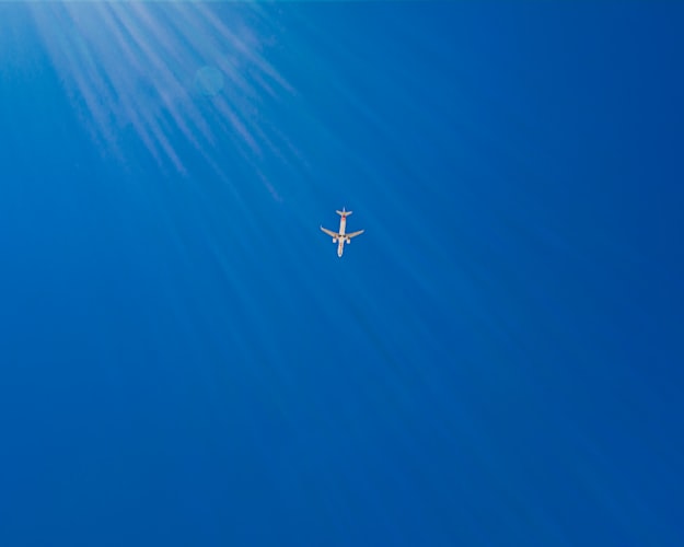 Aeronave comercial no tarmac do aeroporto para reclamação GOL