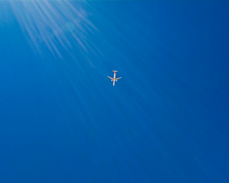 Aeronave comercial no tarmac do aeroporto para reclamação GOL