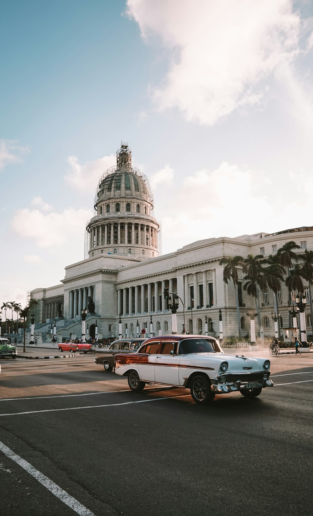 Veículos diferentes na estrada vendo o edifício histórico White Dome durante o dia