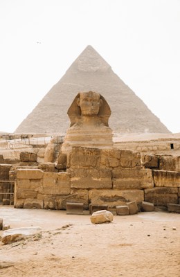 Pirámides de Egipto bajo un cielo dorado