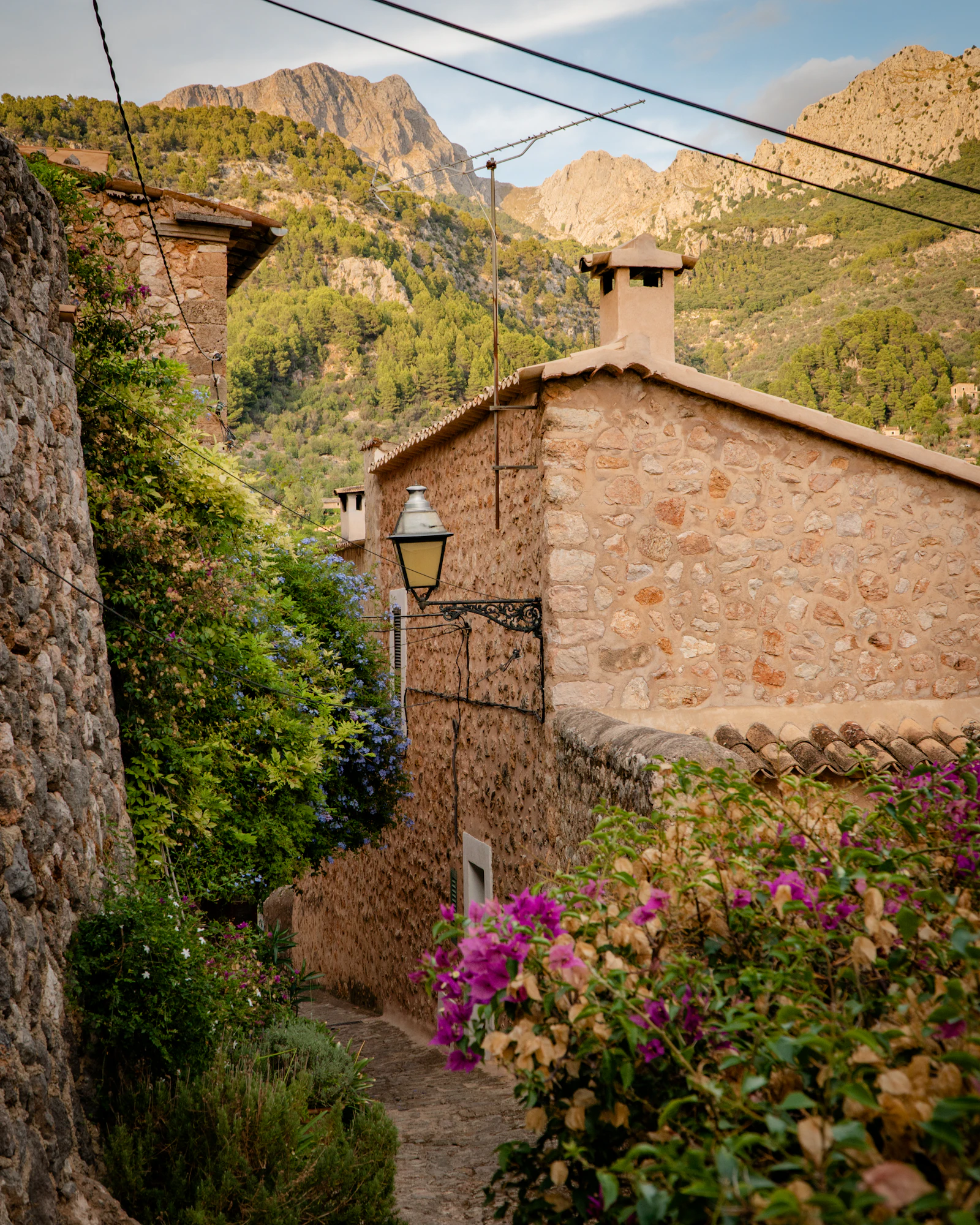 Callejón de piedra en un pueblo de montaña de Mallorca