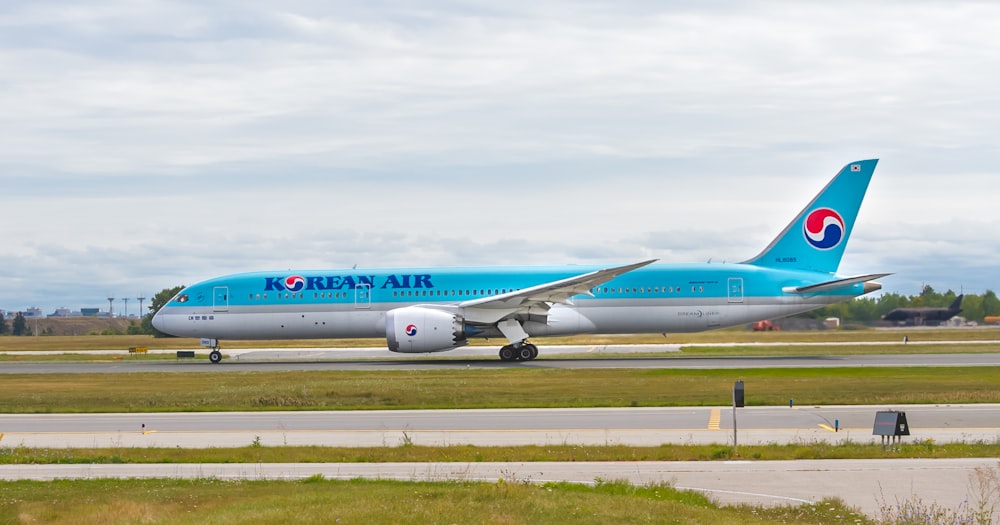 Avión de pasajeros azul y blanco