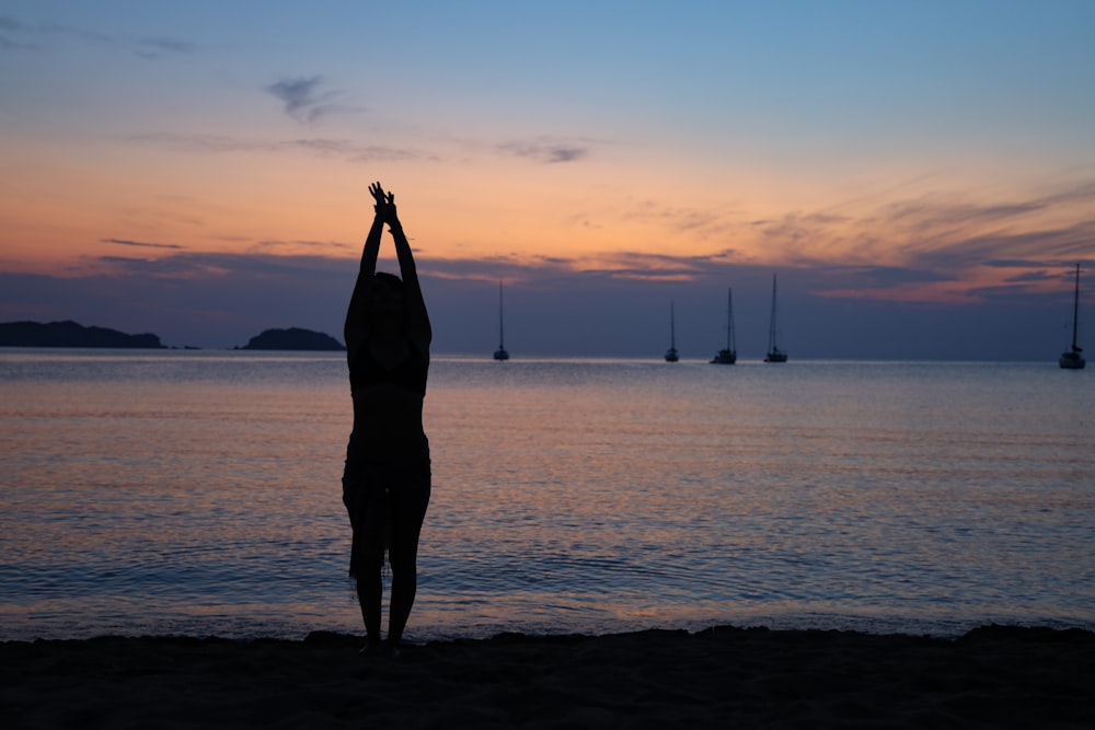 silhouette de personne levant la main