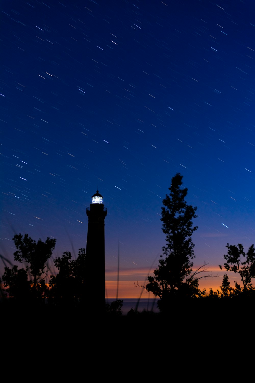 Fotografía de la silueta de la torre del faro