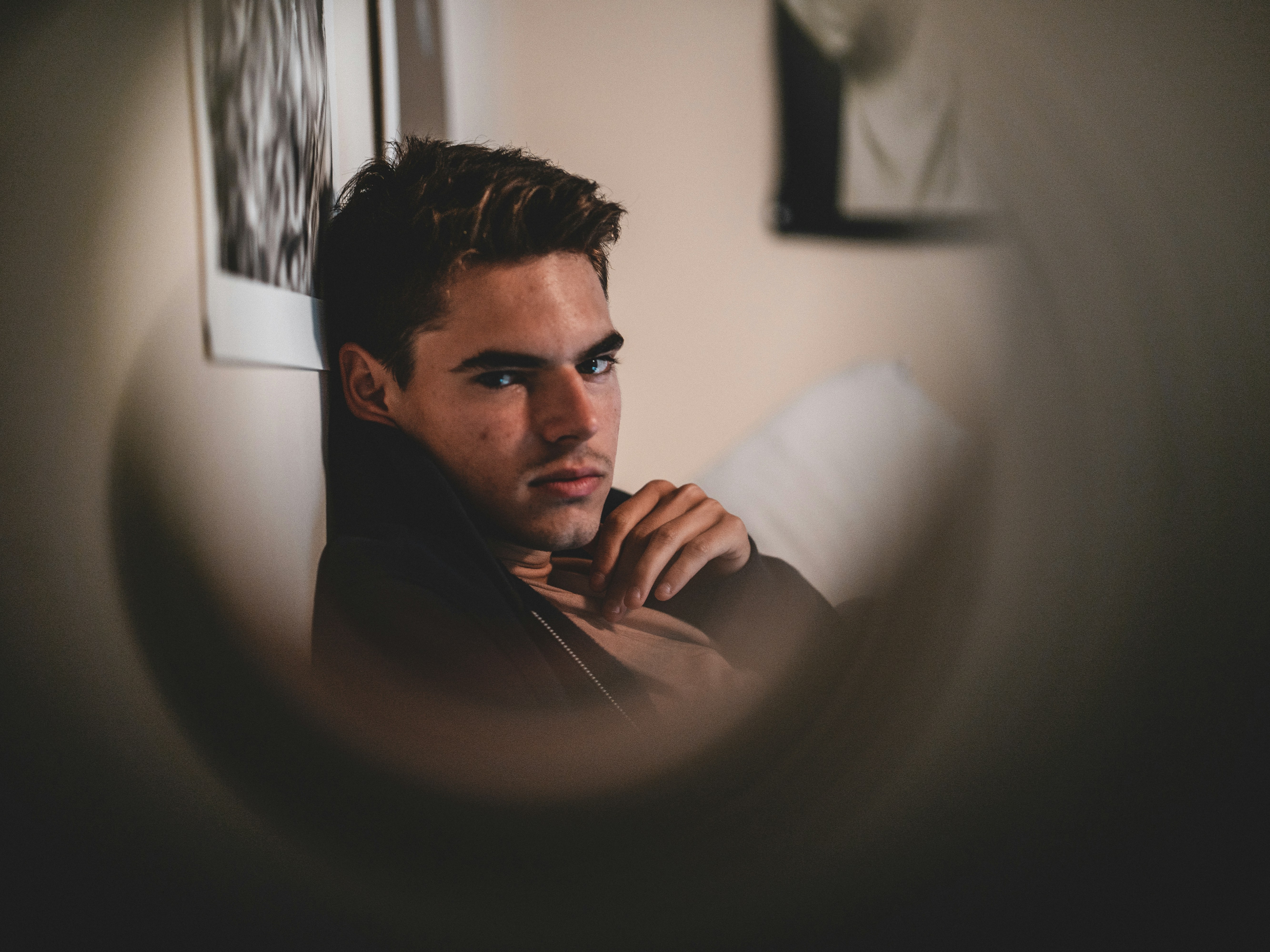 Un uomo che si guarda allo specchio foto – Immagine gratis di Uomo su  Unsplash, image size:3000x2250