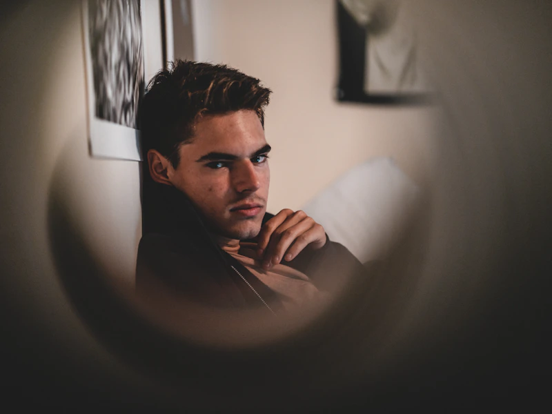 Sugar Baby mirándose al espejo.