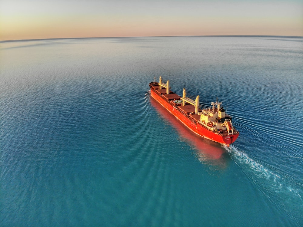 Rot-weißes Frachtschiff mitten auf dem Ozean