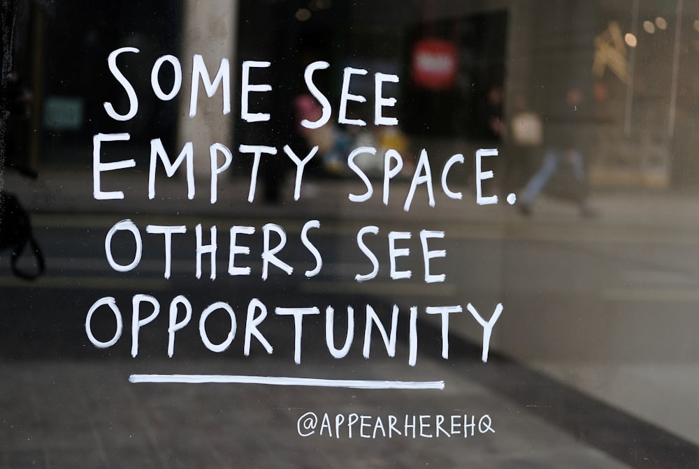 Alcuni vedono uno spazio vuoto. altri vedono il testo dell'opportunità sulla lavagna di vetro