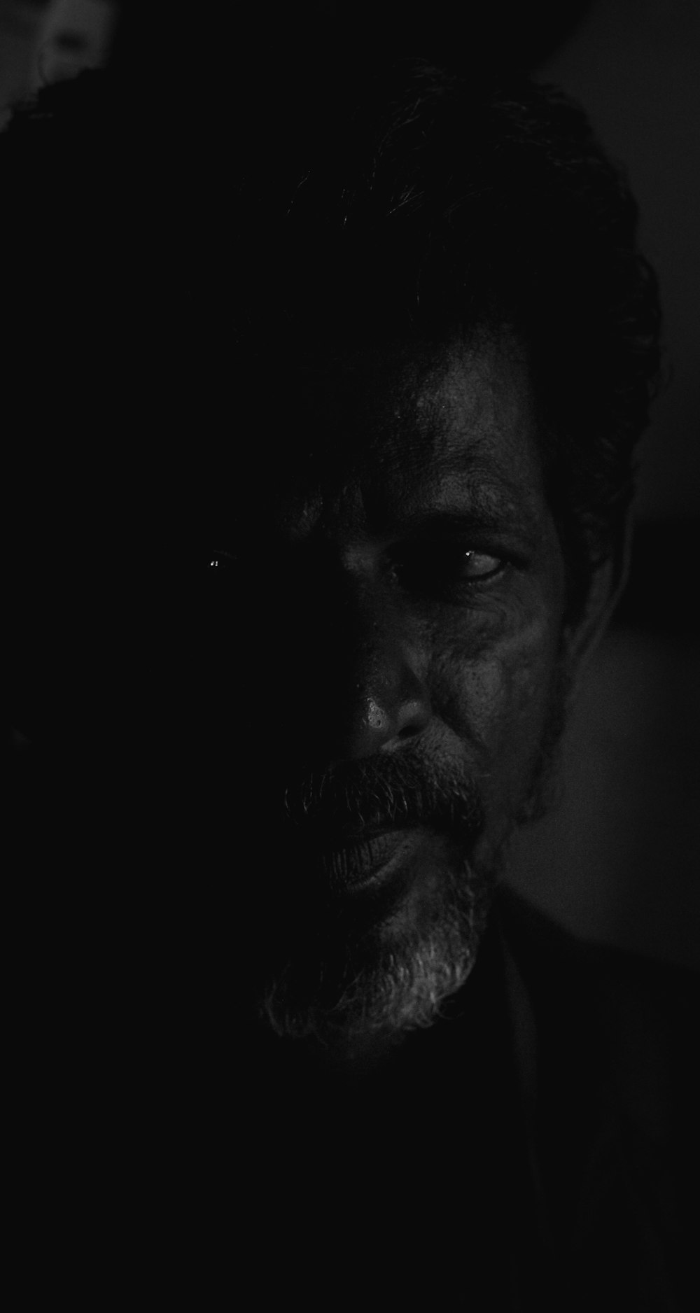 어둠 속에서 한 남자의 흑백 사진