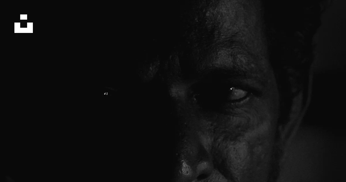 暗闇の中で男の白黒写真の写真 – Unsplashの無料黒写真