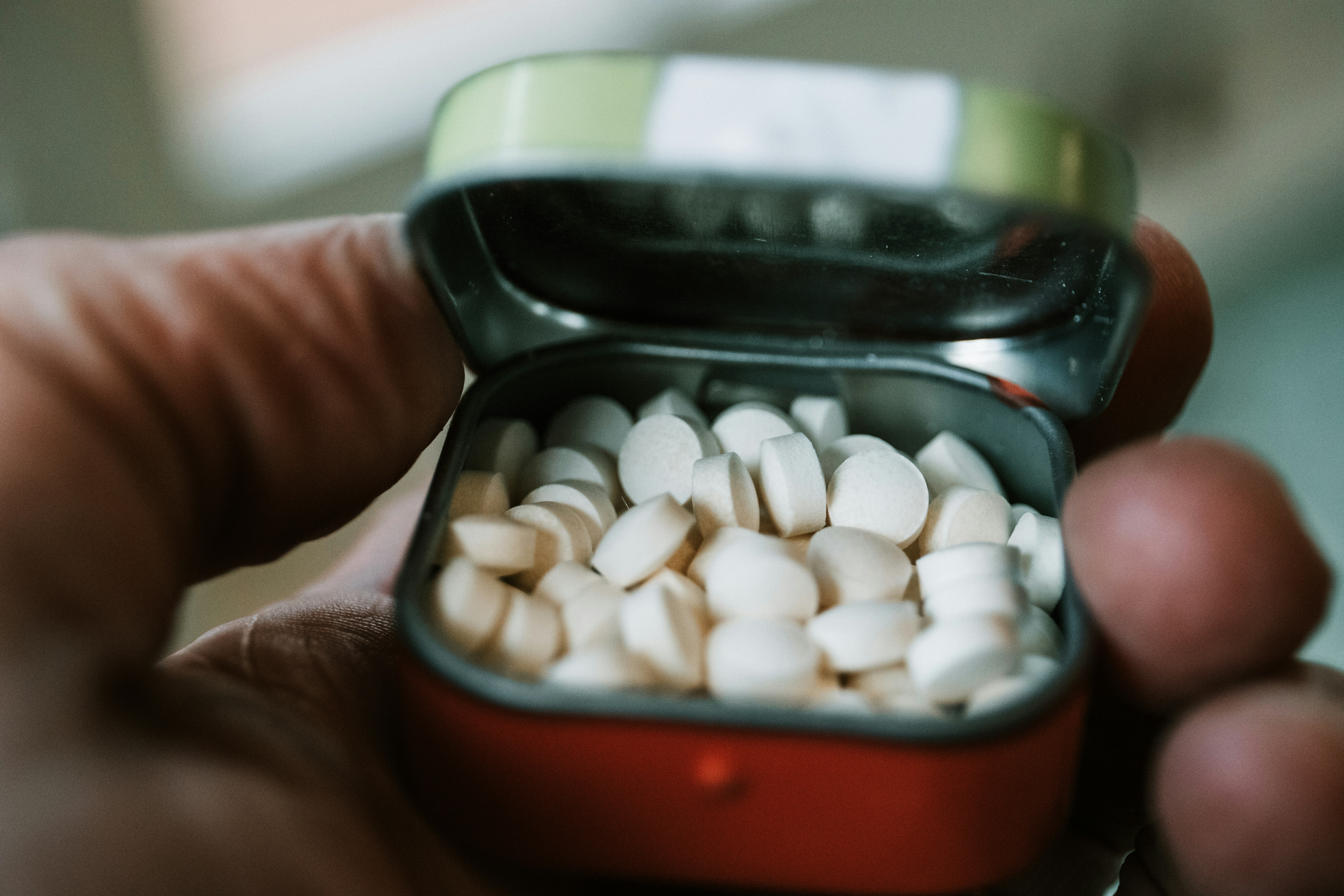 pil obat putih bulat dalam wadah