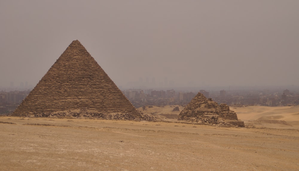 pirâmide marrom