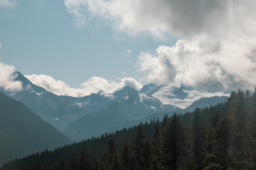 nubes blancas sobre la montaña