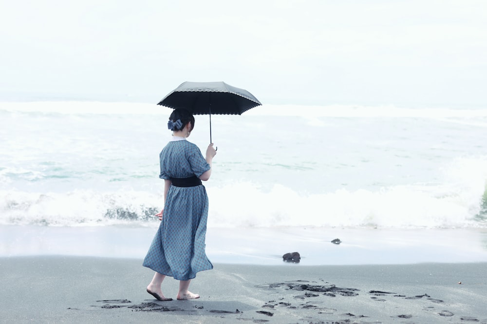 Frau unter Regenschirm