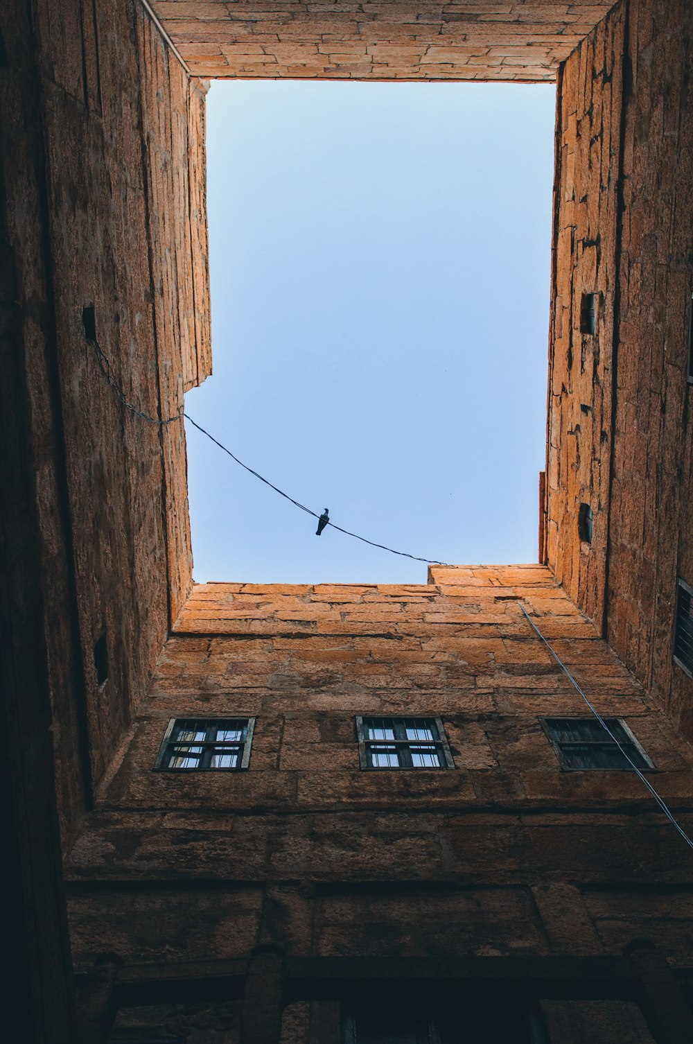갈색과 회색 건물의 로우 앵글 사진