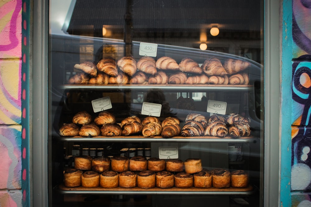 pasteles horneados y panes en el mostrador de exhibición