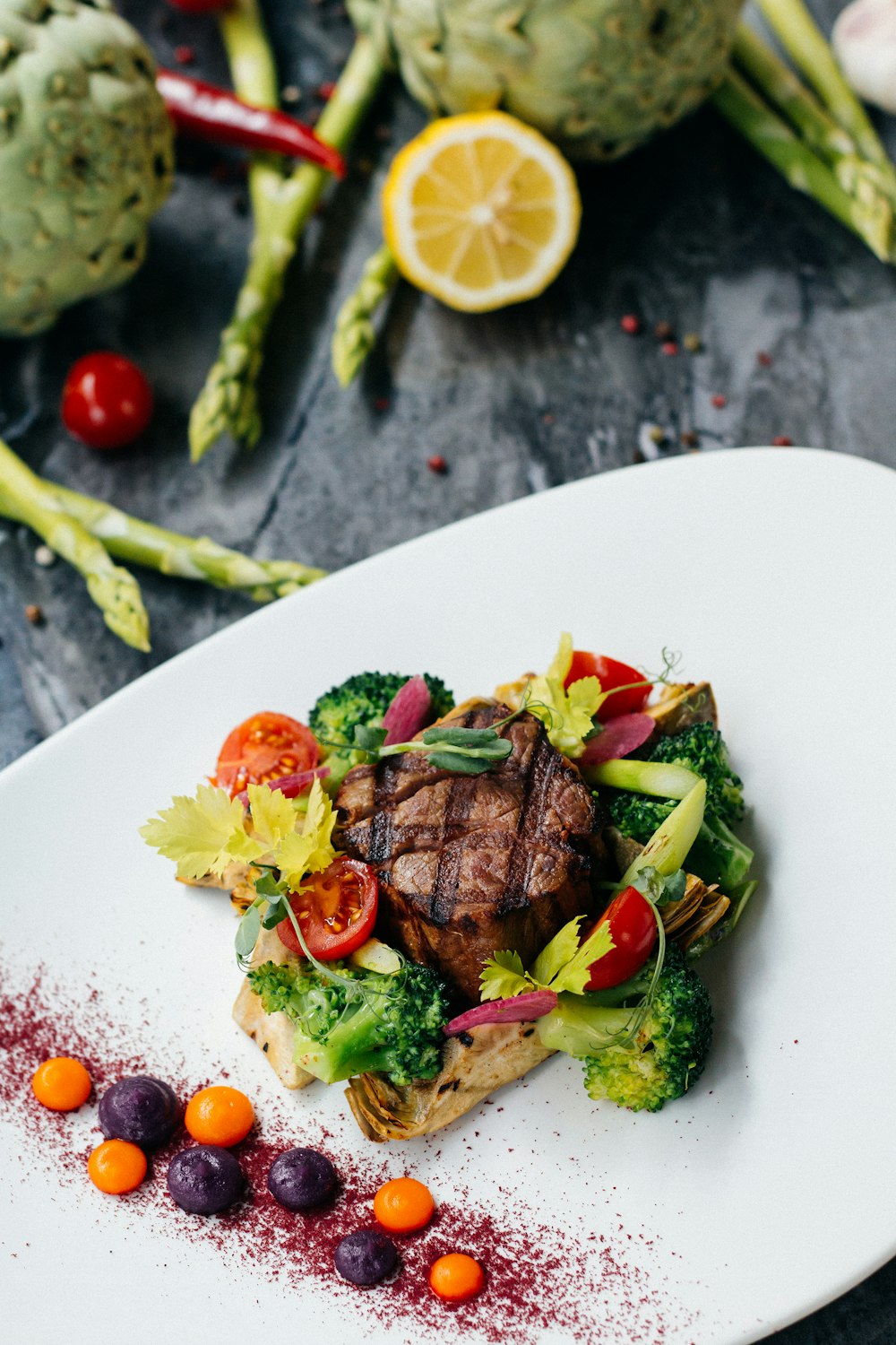 Carne y verduras en el plato