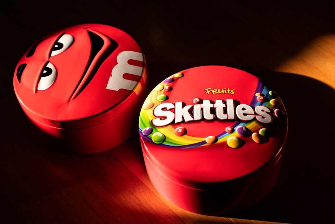Скитлс вызывает рак. Skittles и m m's. Skittles конфеты. СКИТЛС И Эмемдемс. Жевательные конфеты СКИТЛС.