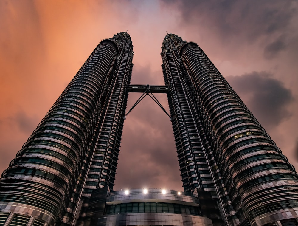 photographie en contre-plongée de la tour jumelle Petronas