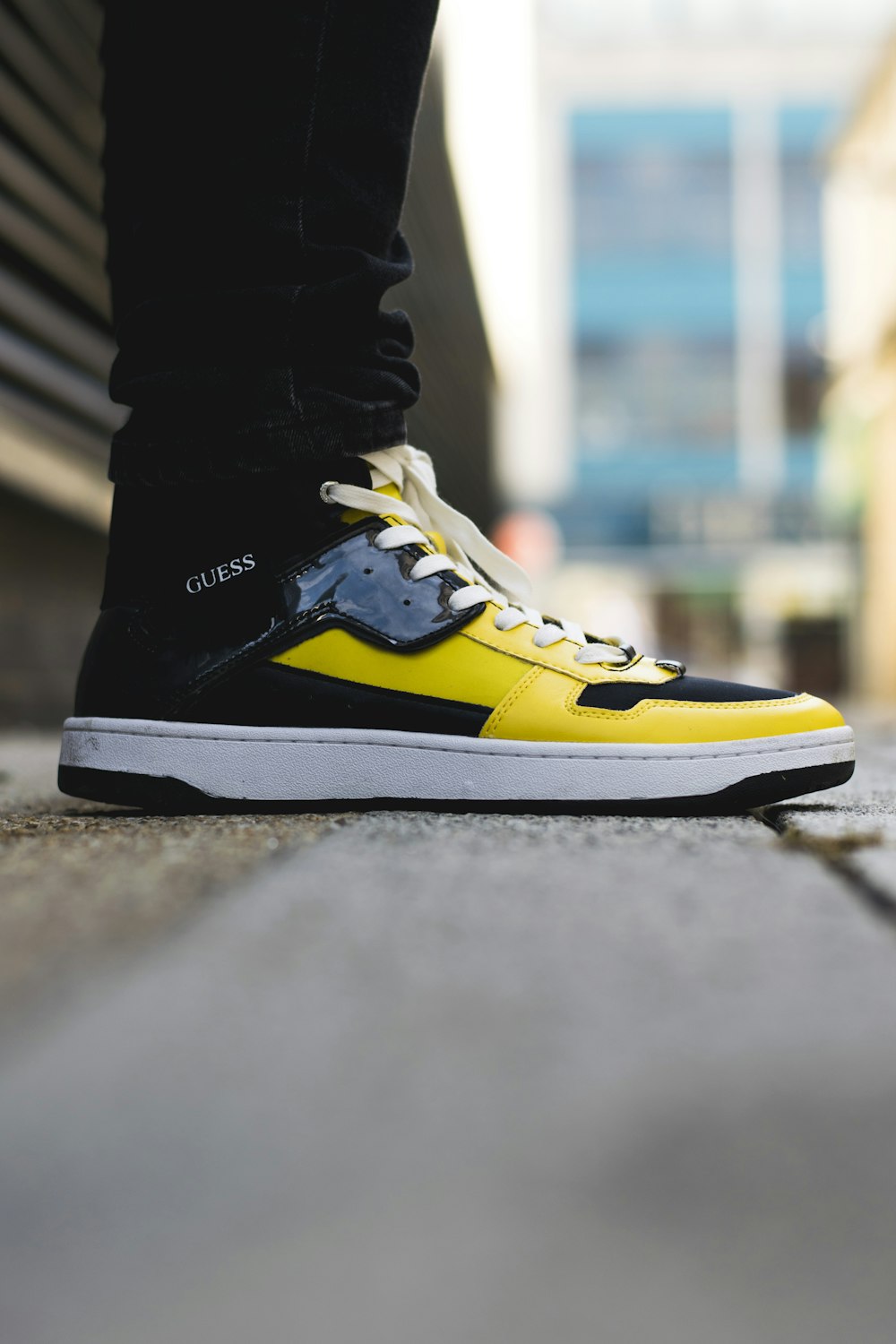 Foto par de zapatillas altas Guess amarillas y negras – Imagen Ropa gratis  en Unsplash