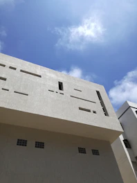 gray concrete building