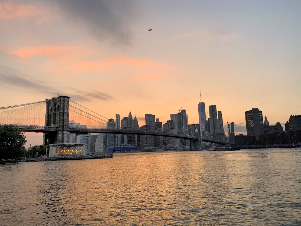 Ponte di Brooklyn, New York durante l'alba