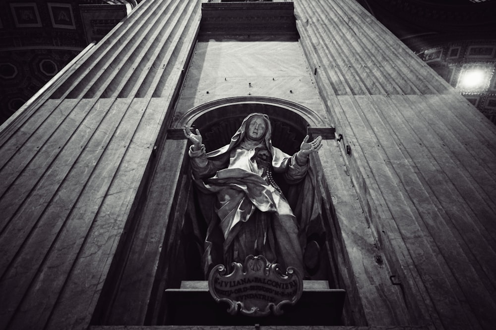 Une statue de la Vierge Marie sur le côté d’un bâtiment