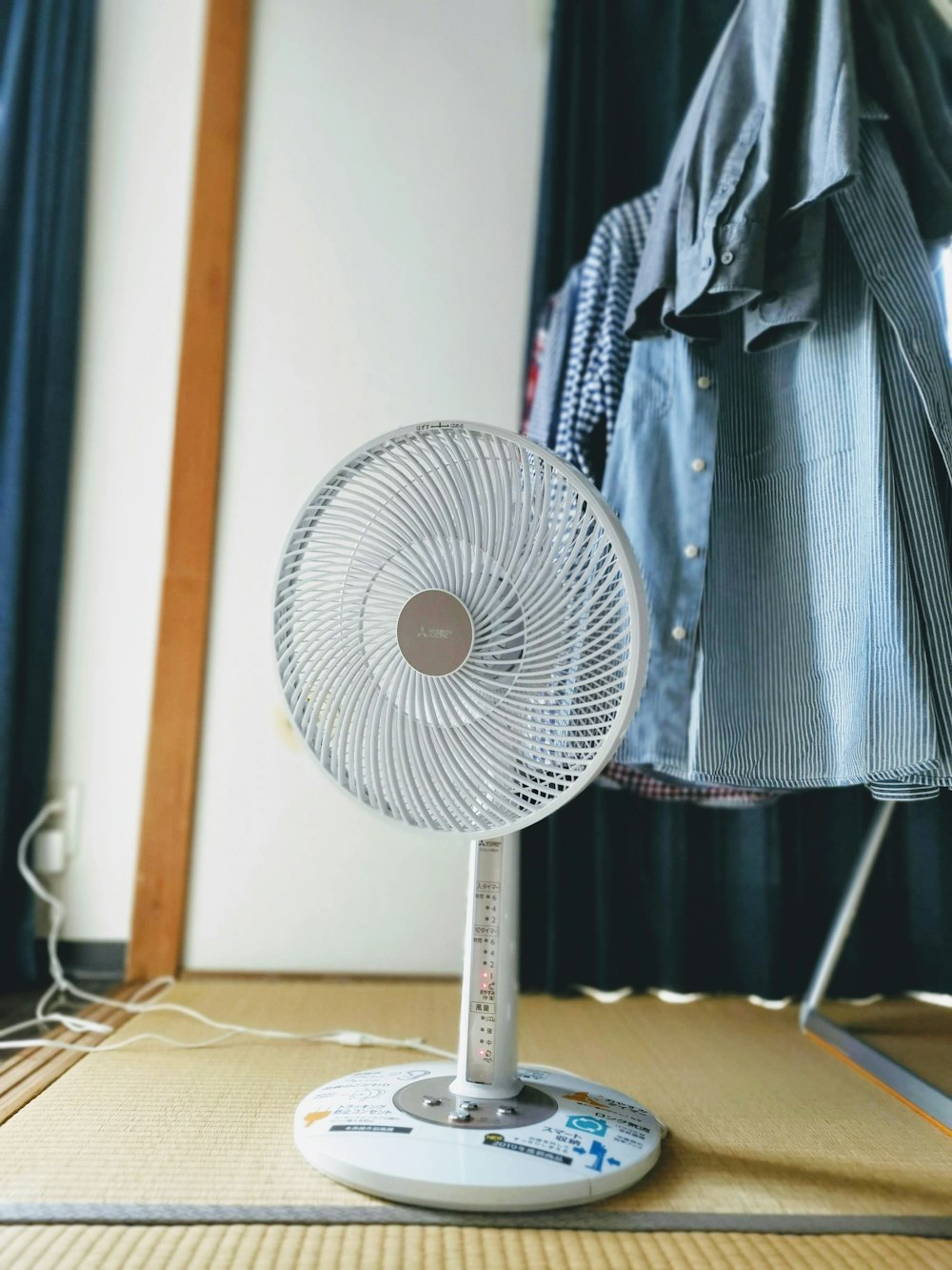 Ventilador de escritorio blanco encendido