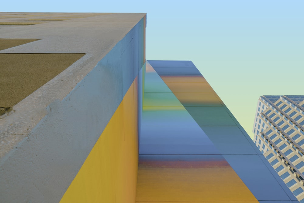 ローアングルビューの写真で色とりどりのコンクリートの建物