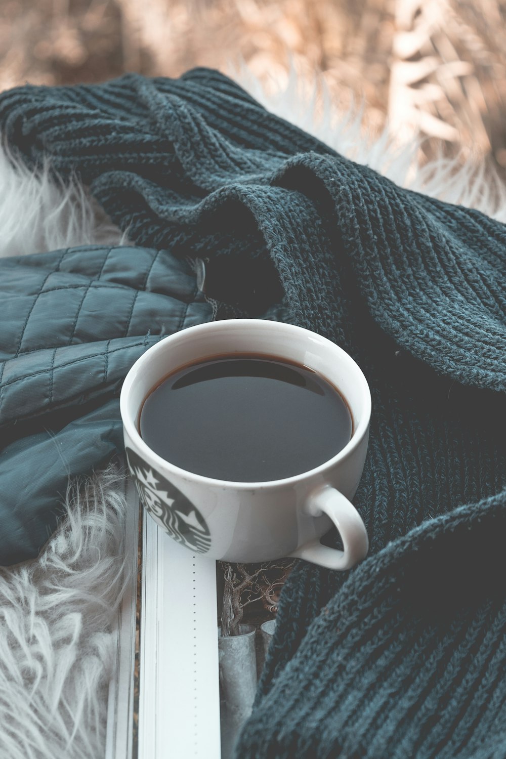 white and black ceramic mug close-up photography