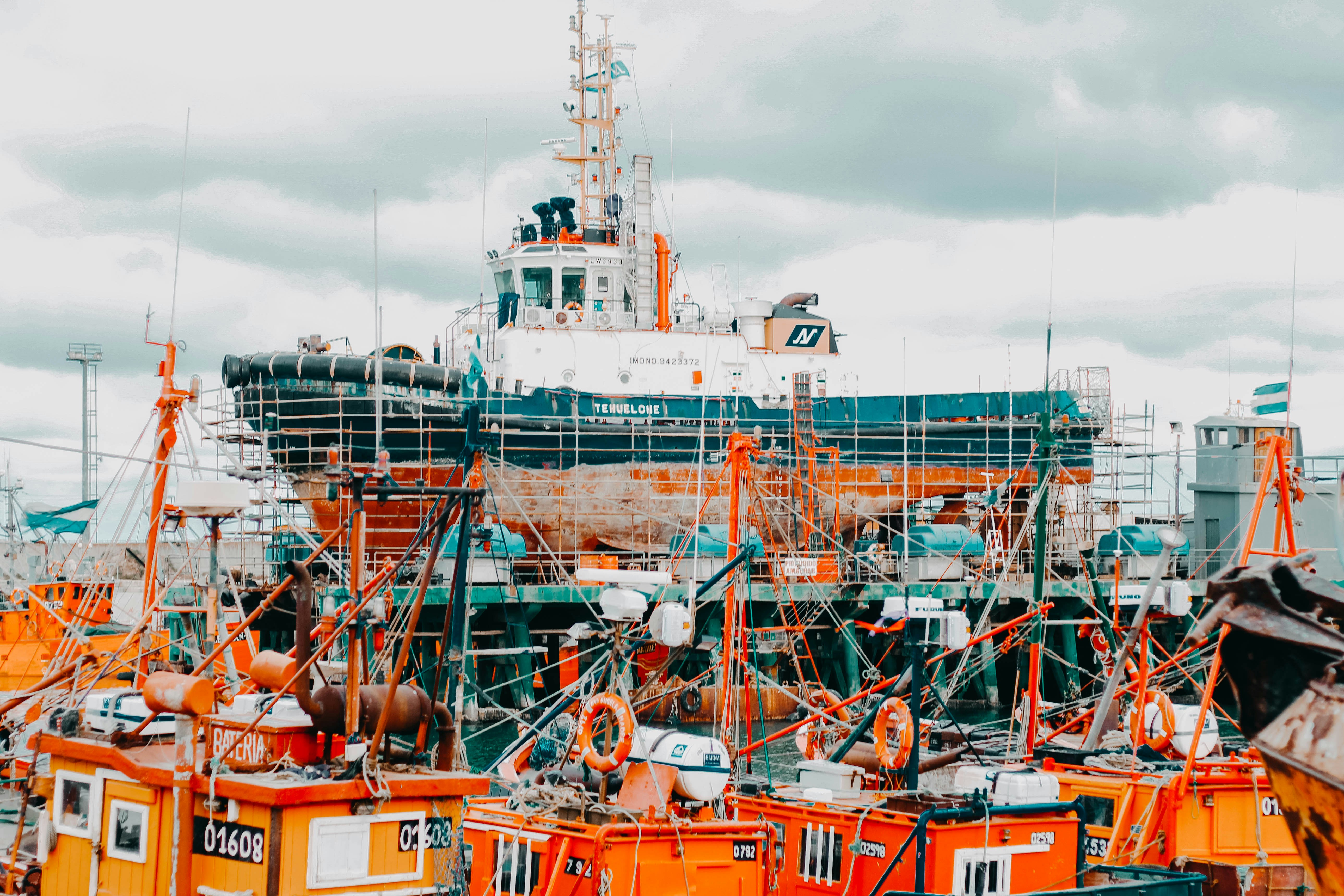 El barco del aire en el gran puerto de Mar Del Plata, Buenos Aires, Argentina